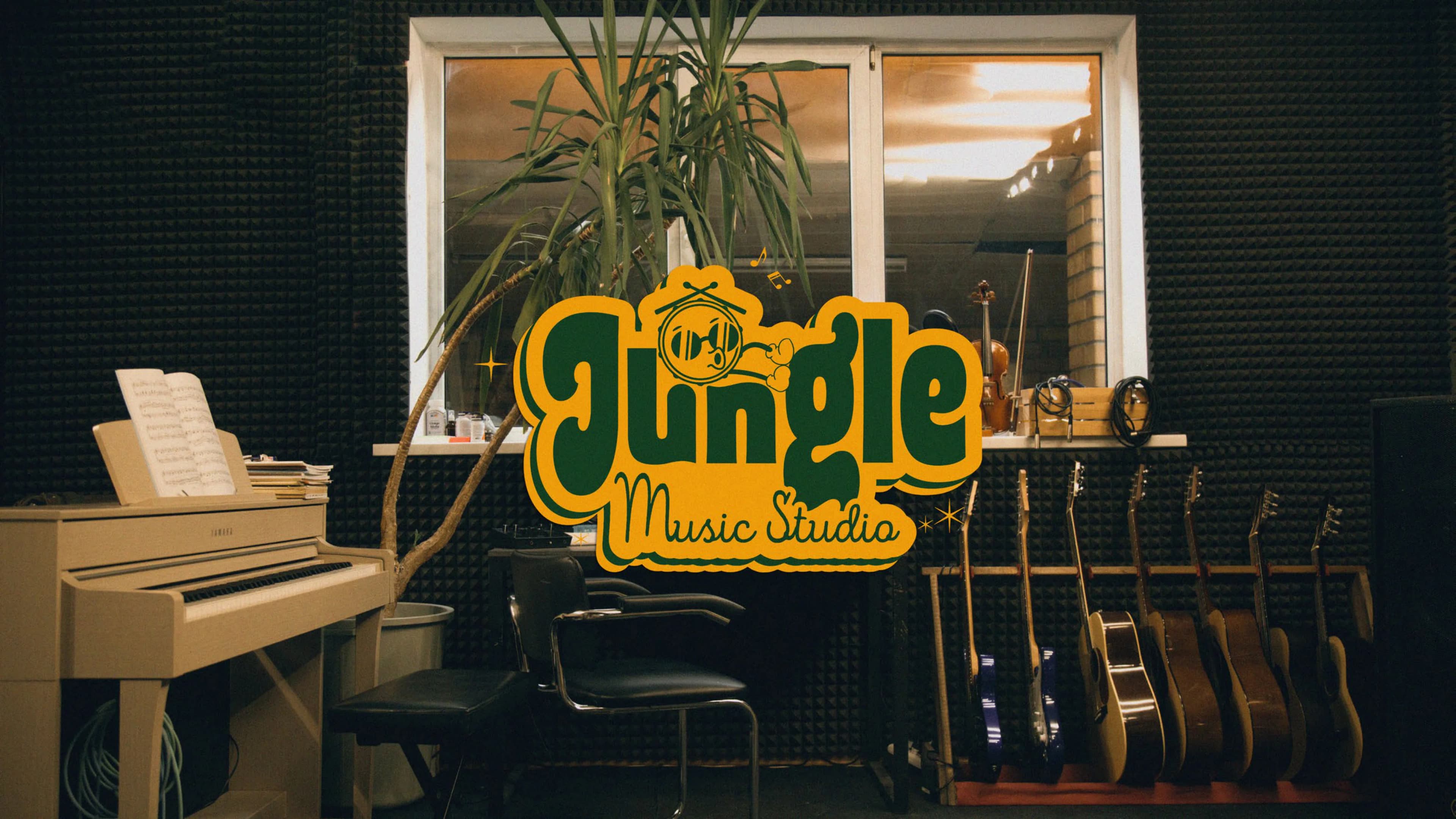 Jungle Music Studio — Логотип в интерьере